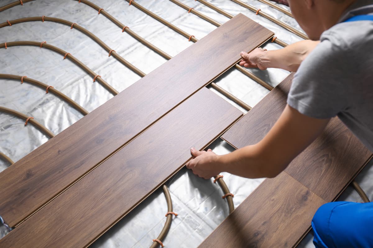 Underfloor heating installation with wooden flooring
